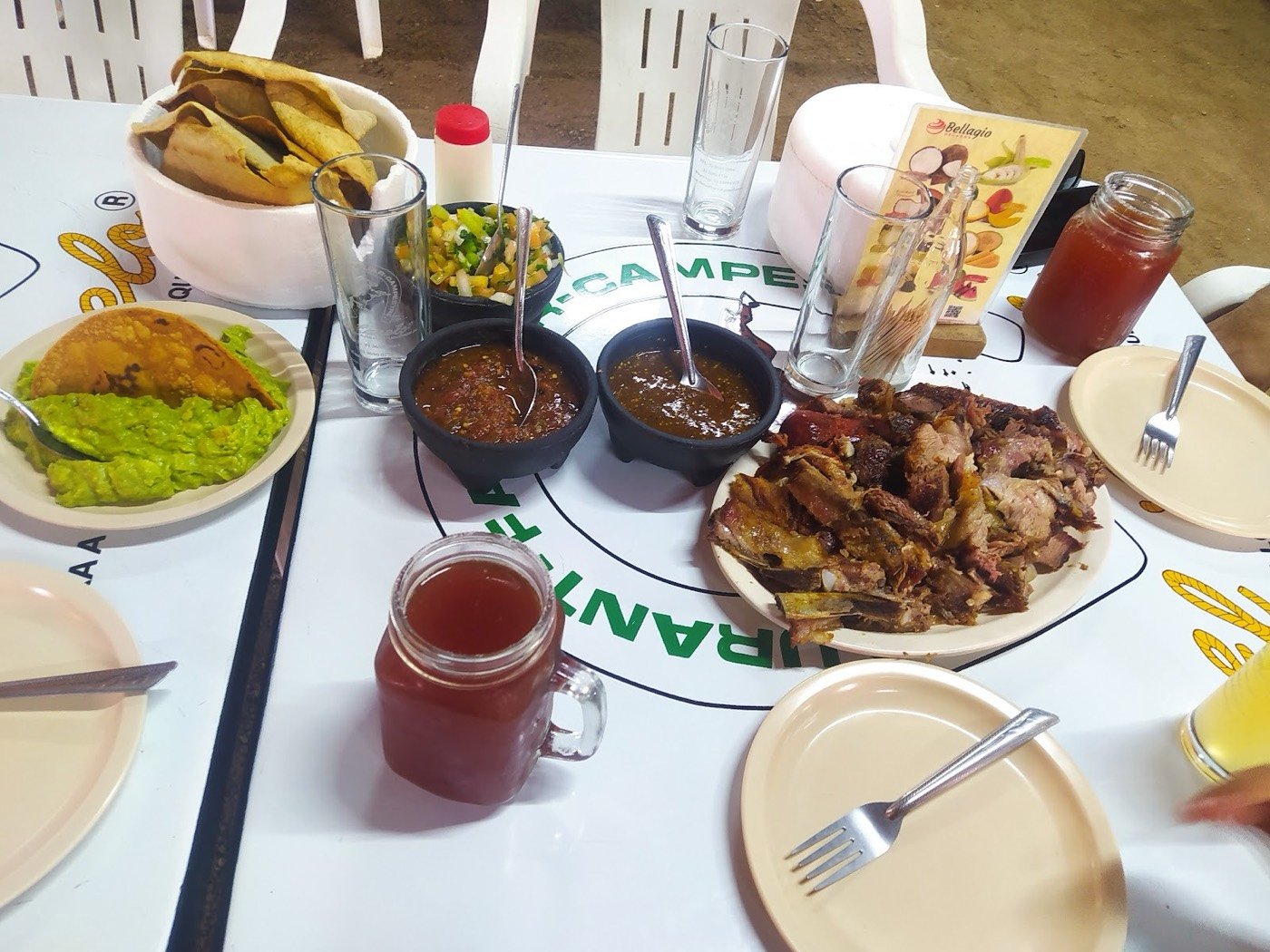 Mesa con botanas, salsas y bebidas