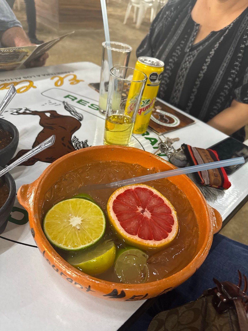 Cazuela de barro con cítricos y hielo