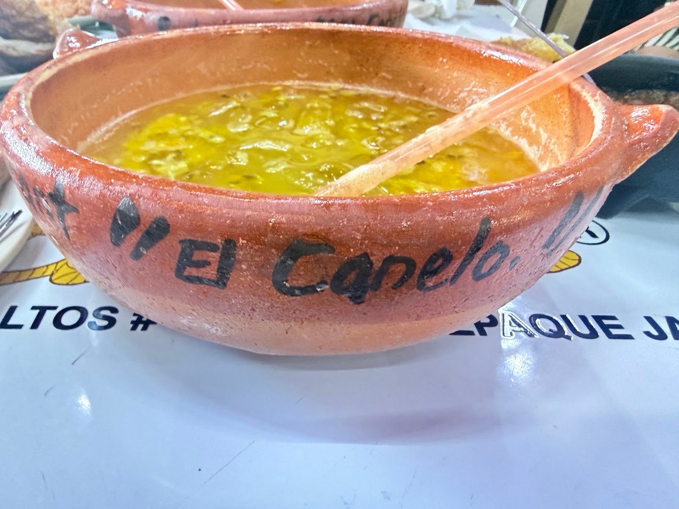 Consomé servido en cazuela de barro de El Canelo