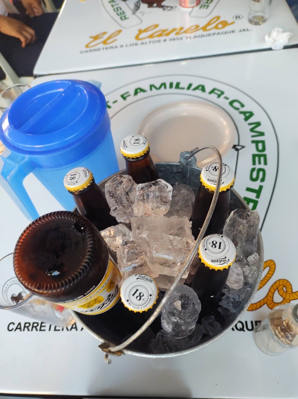 Cubeta de cervezas con hielo sobre el mantel de El Canelo