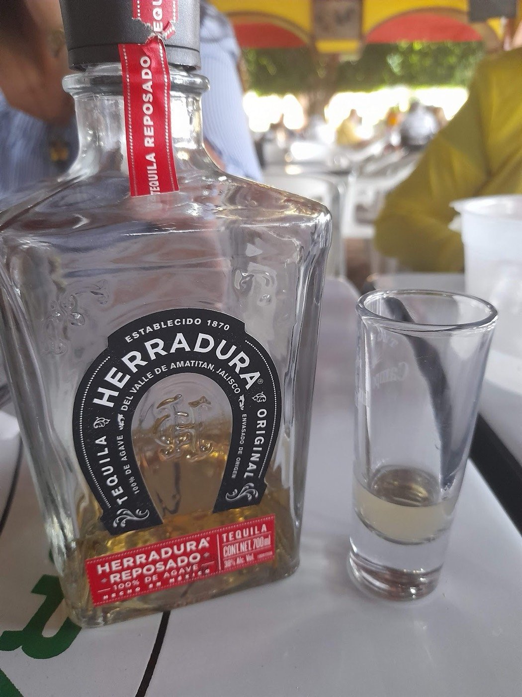 Botella de tequila Herradura con caballito